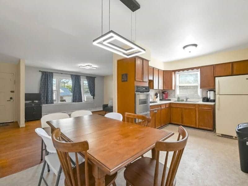 2-Private-Houses-rental-Monticello-NY-dining-room-2-800×600