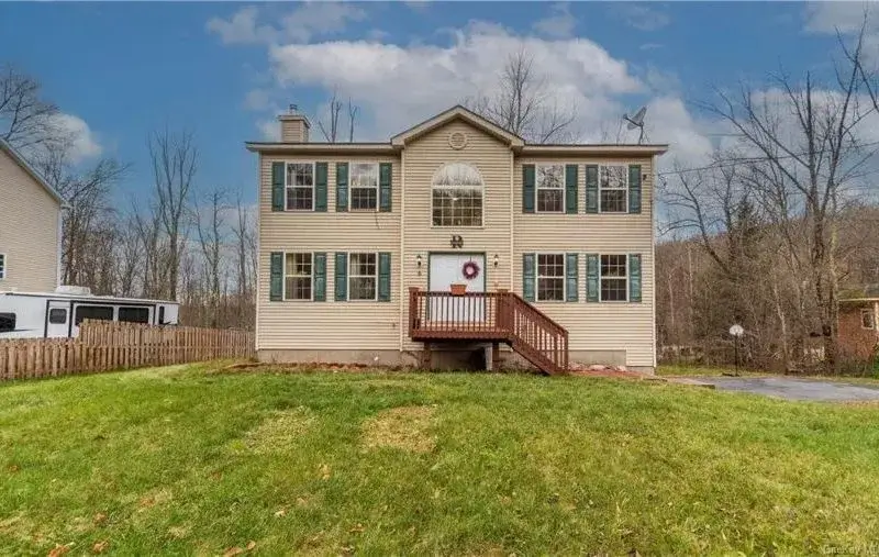 Berne-Villa-Woodridge-NY-front-800×507.jpg