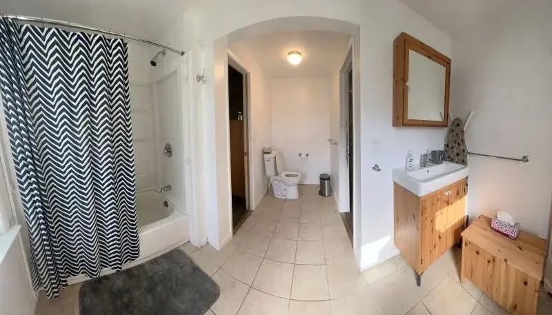 Brock-Right-Cabin-Catskills-bathroom-800×457.jpg