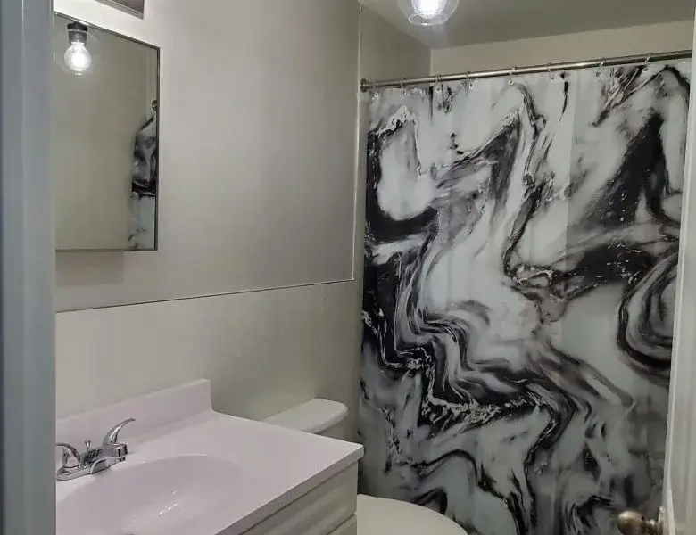 Delier-Apt-Oak-n-Vine-Lakewood-NJ-1st-bathroom-780×600.jpg