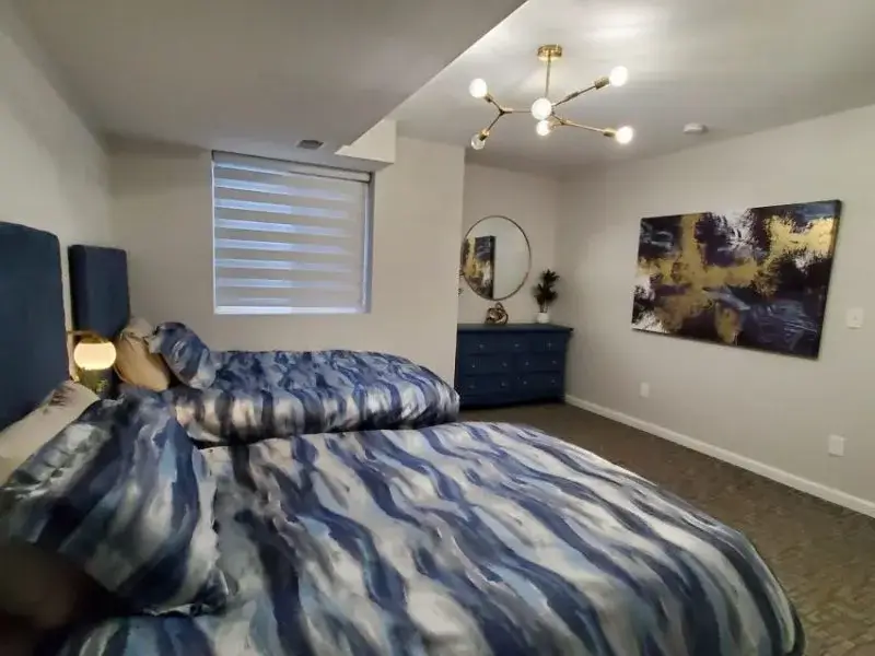Delier-Apt-Oak-n-Vine-Lakewood-NJ-master-bedroom-800×600.jpg