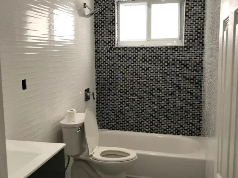 East-Terrace-Villa-hallway-bathroom-800×600.jpg