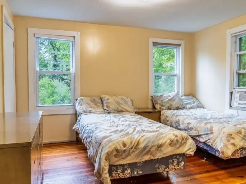 Falls-House-Woodridge-Catskills-NY-1st-bedroom-800×600.jpg