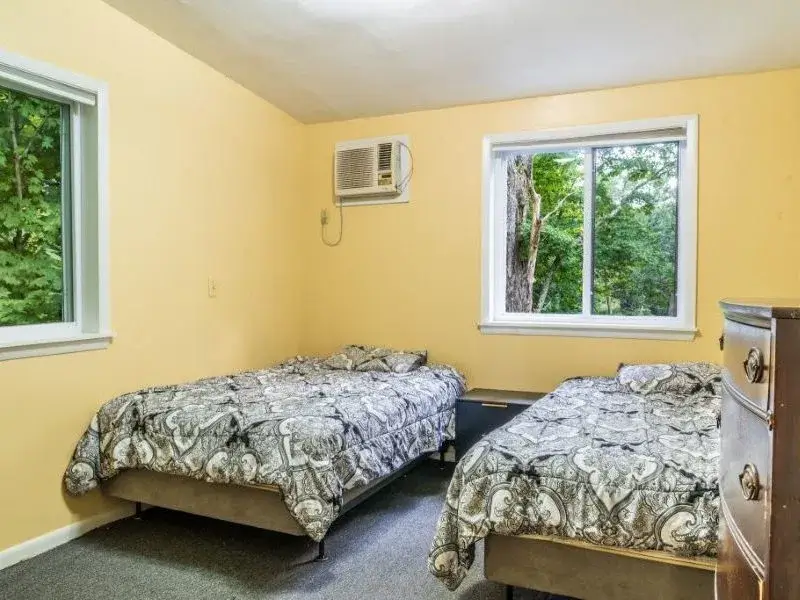 Falls-House-Woodridge-Catskills-NY-2nd-bedroom-800×600.jpg