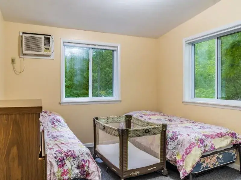 Falls-House-Woodridge-Catskills-NY-3rd-bedroom-800×600.jpg