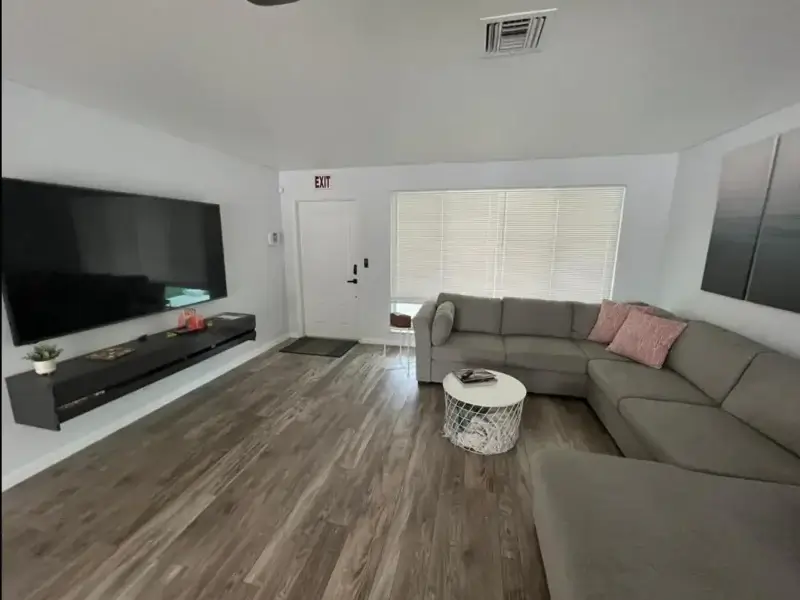 Glow-Villa-Hollywood-FL-living-800×600