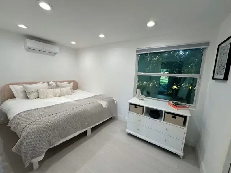 Guest-House-Davie-Florida-bedroom-800×600.jpg