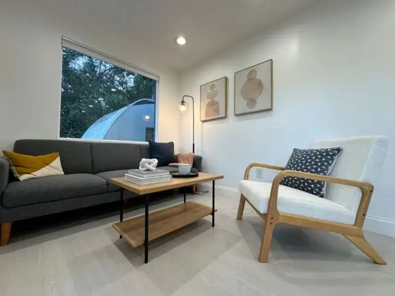 Guest-House-Davie-Florida-living-space-800×600.jpg