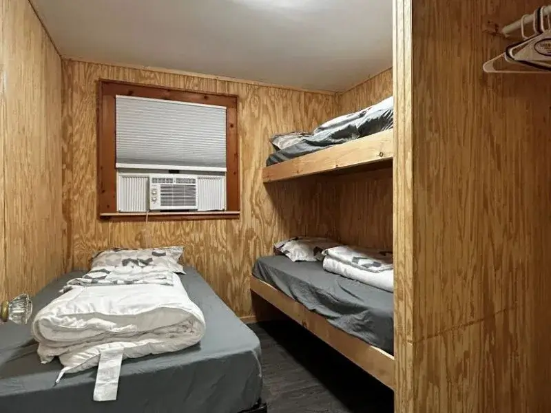 Hasbrouck-3bdrm-Cabin-2nd-bedroom-800×600.jpg