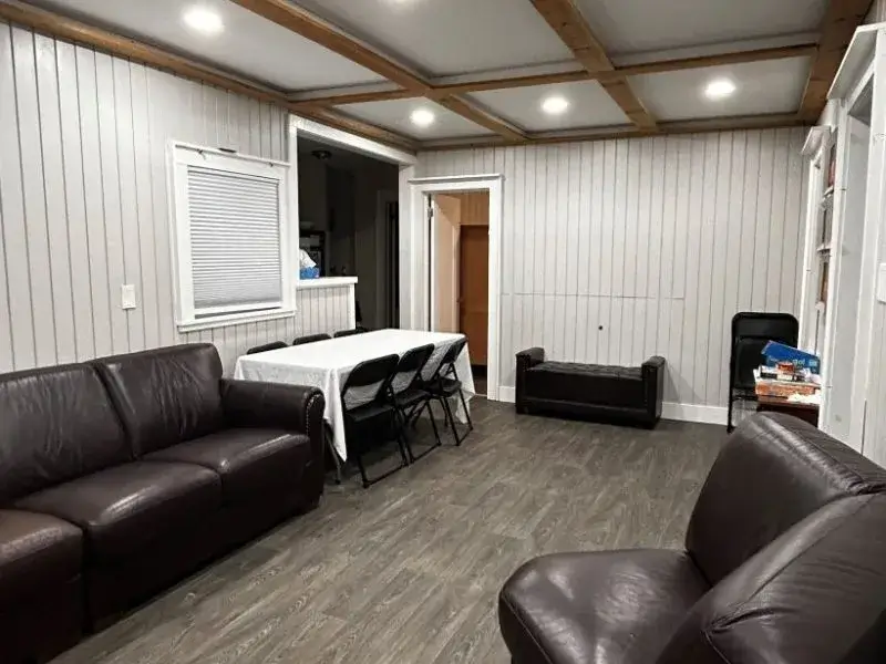 Hasbrouck-3bdrm-Cabin-living-800×600.jpg