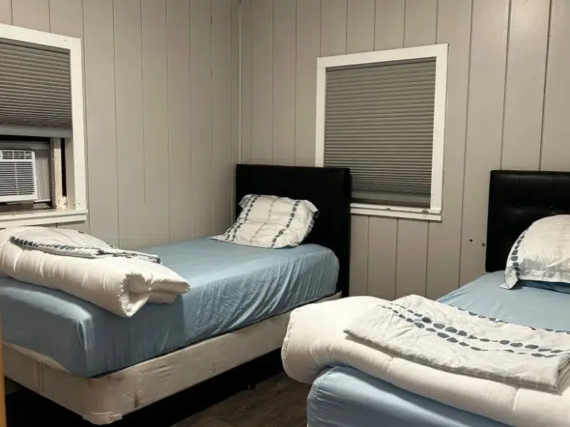 Hasbrouck-3bdrm-Cabin-master-bedroom-800×600.jpg