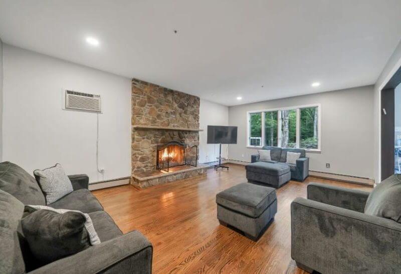 Hollow-Villa-Fallsburg-1st-living-room-800×547