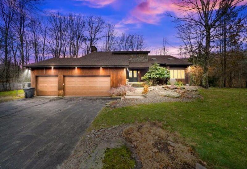 Hollow-Villa-Fallsburg-front-800×547