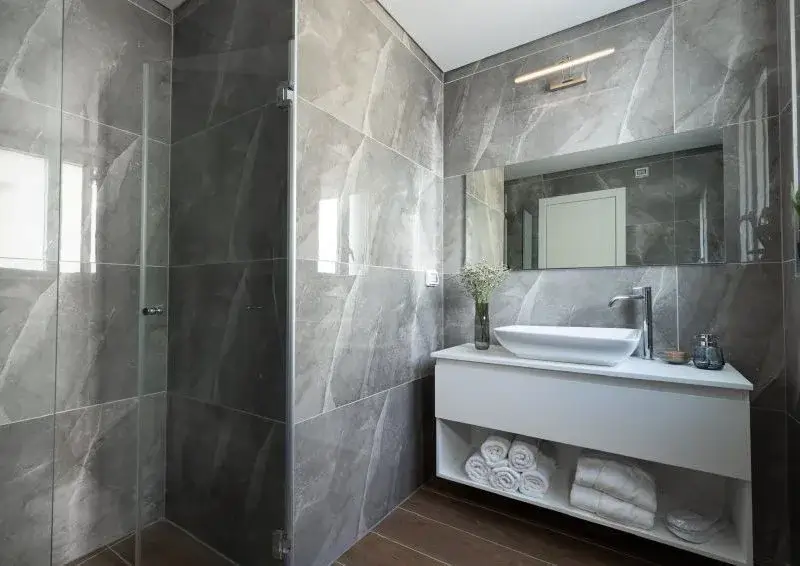 Jerusalem-Estates-Condo-Atlas-master-bathroom-800×566.jpg