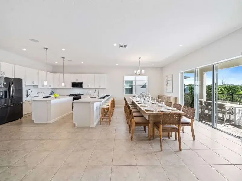 Noble-Villa-Eden-Gardens-FL-dining-kitchen-800×600.jpg