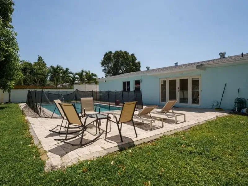 Sun-Villa-nmb-pool-outdoors-800×600.jpg