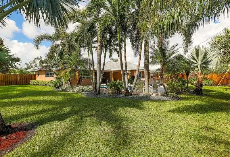 Villa-Boca-Boca-Raton-Florida-backyard-800×547.jpg