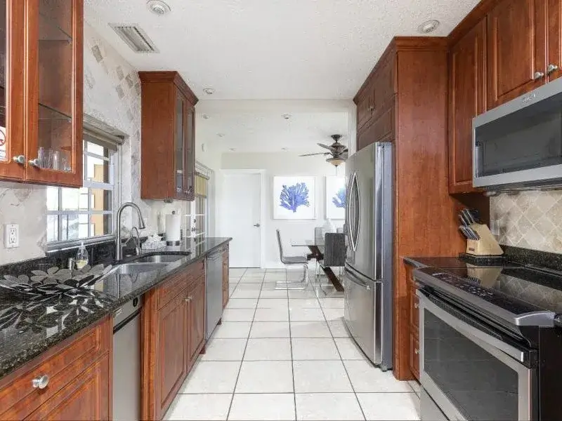 Villa-Boca-Boca-Raton-Florida-kitchen-800×600.jpg