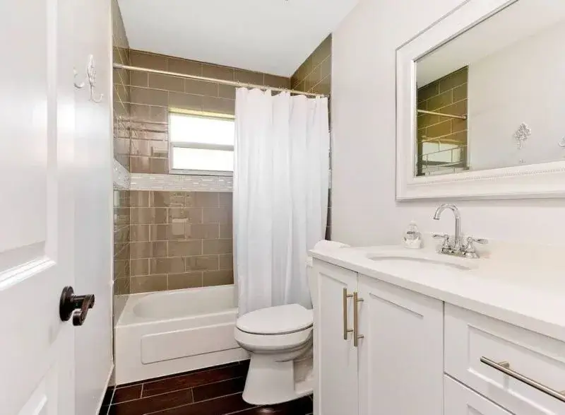 hallway-bathroom-800×587.jpg