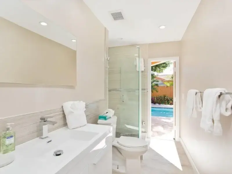 hallway-bathroom-800×600