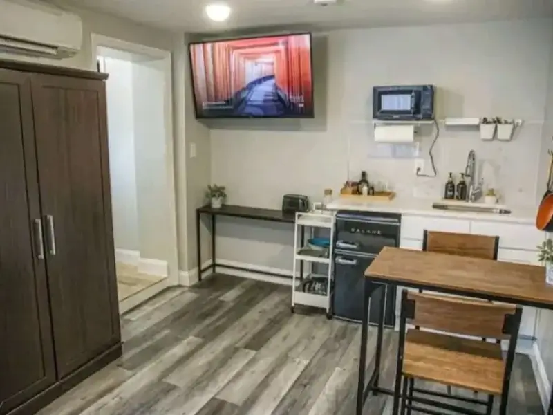 Screenshot_20231205_170549_Airbnb-1024×653-1-800×600