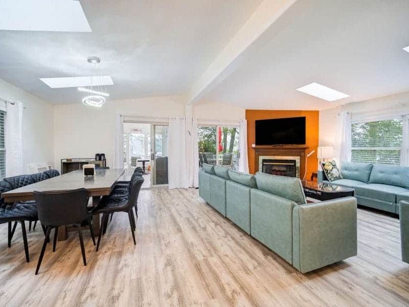 Sackett-Lake-Villa-dining-living-room-800×600-1